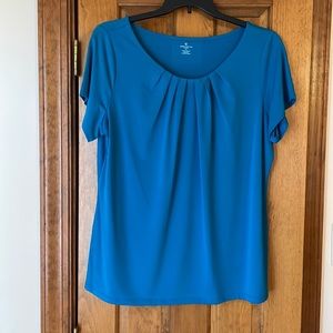 Blouse with short sleeves in dark teal color. 95% polyester and 5 % spandex